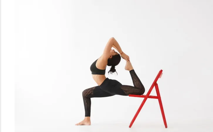 Упражнения для йоги с креслом в йоге Айенгара в домашних условиях