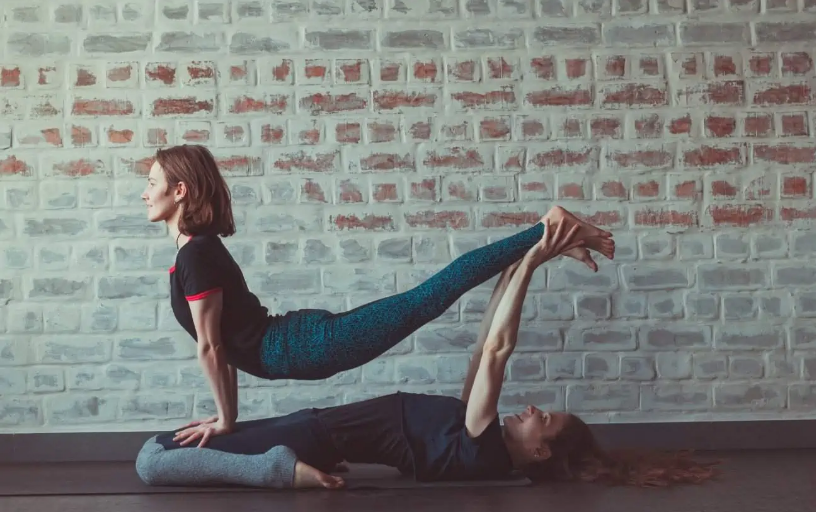 15 простых и полезных упражнений из йоги, которые легко повторить