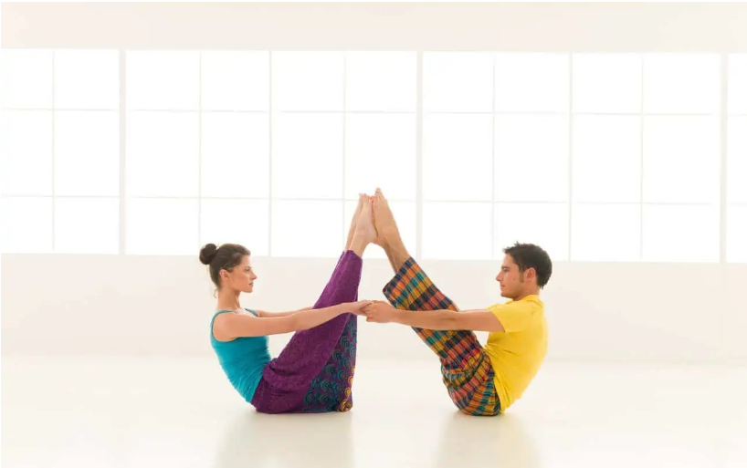 Couple's Yoga Poses: 23 Easy, Medium, and Hard Duo Yoga Poses  Позы йоги,  Позы для йоги в паре, Парные упражнения