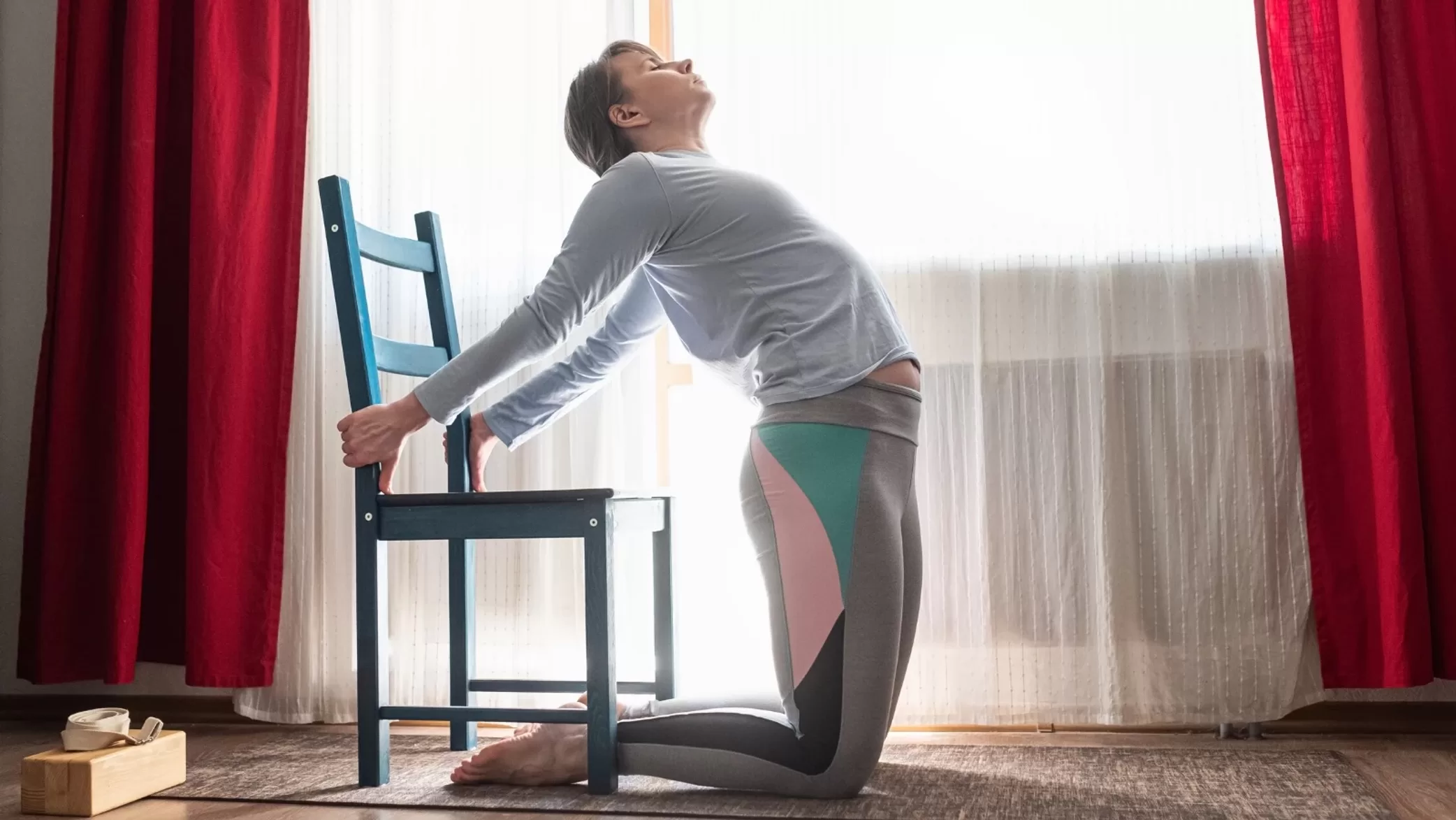 облегчение боли мягкая йога со стулом 
